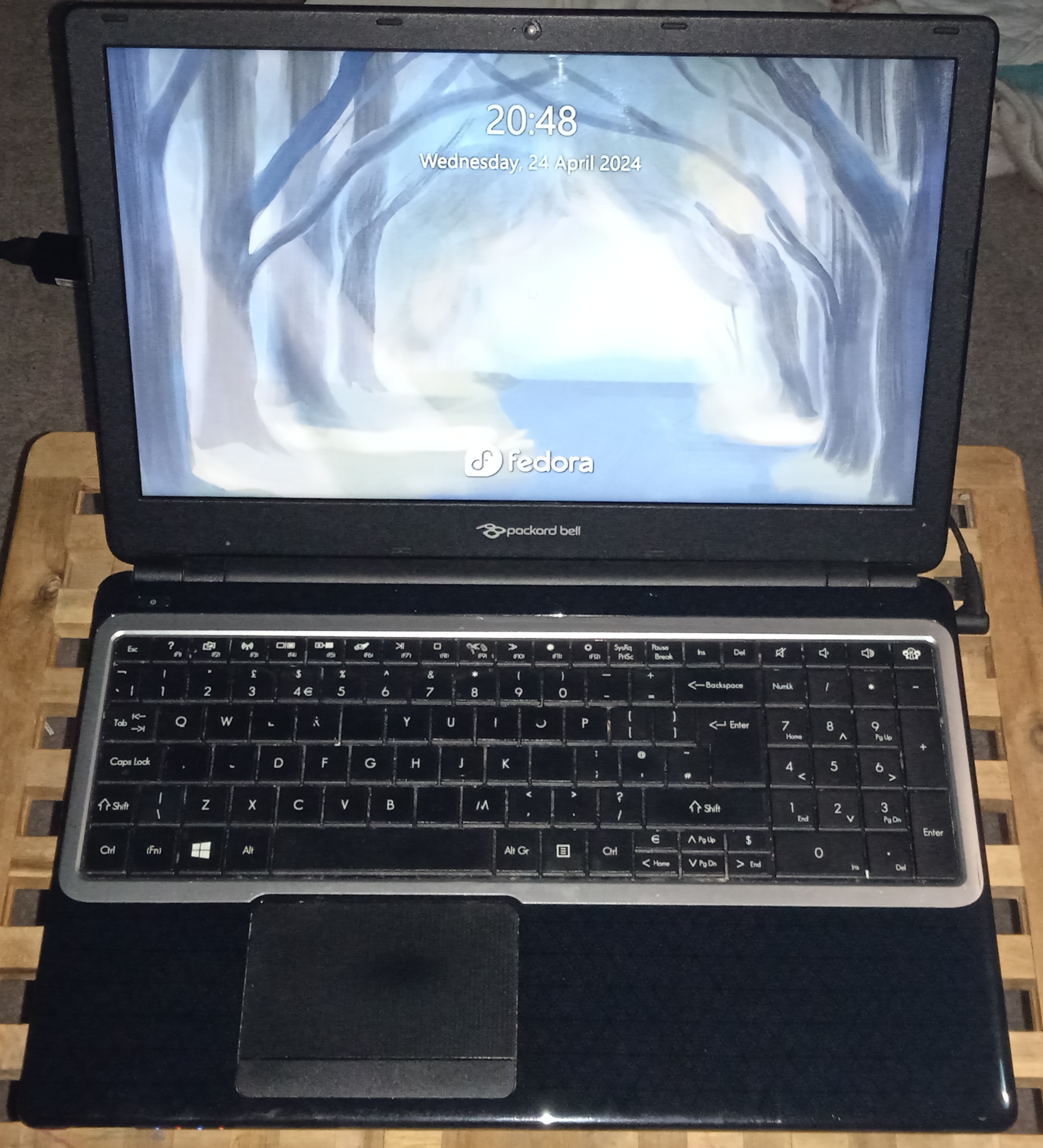 photo of the funny laptop displaying the SDDM login screen